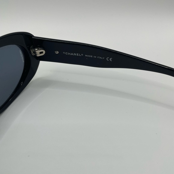CHANEL Vintage Black Sunglasses with Logo Accent - Picture 3 of 12